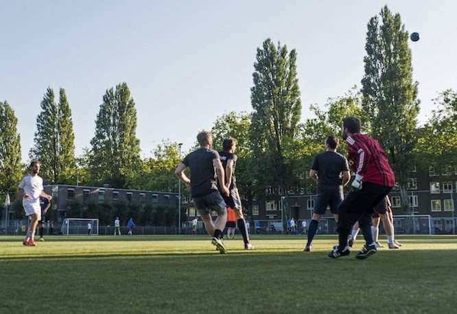"Iedereen is fel, maar het blijft netjes." 
  <div class="caption_area">
   <p>Jeroen - captain </p>
  </div>  
 